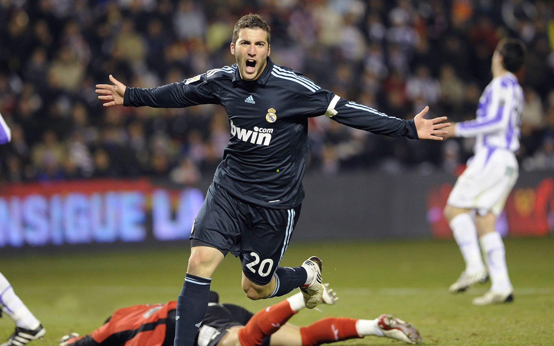 巴萨三叉戟重燃战火，誓夺西甲王座；曼城哈兰德百球里程碑触手可及